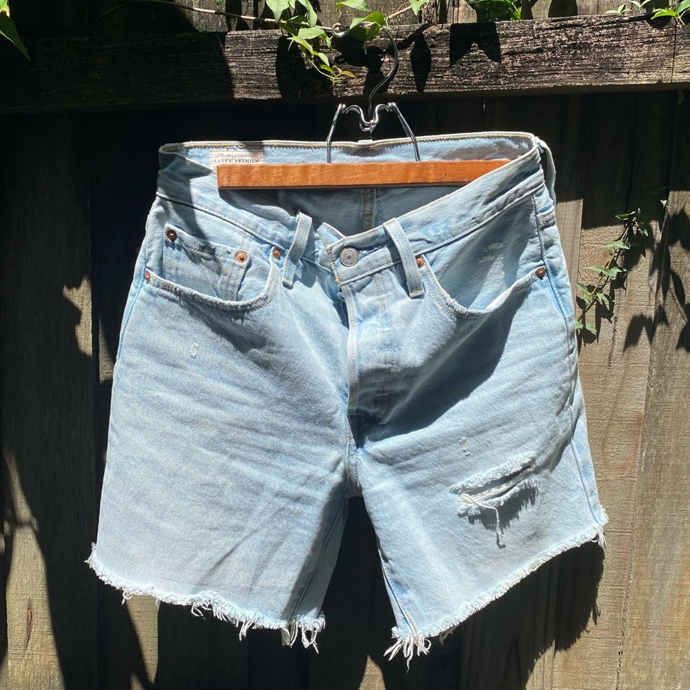 Levi’s light wash denim long cut off shorts distressed sz 26 NWOT
